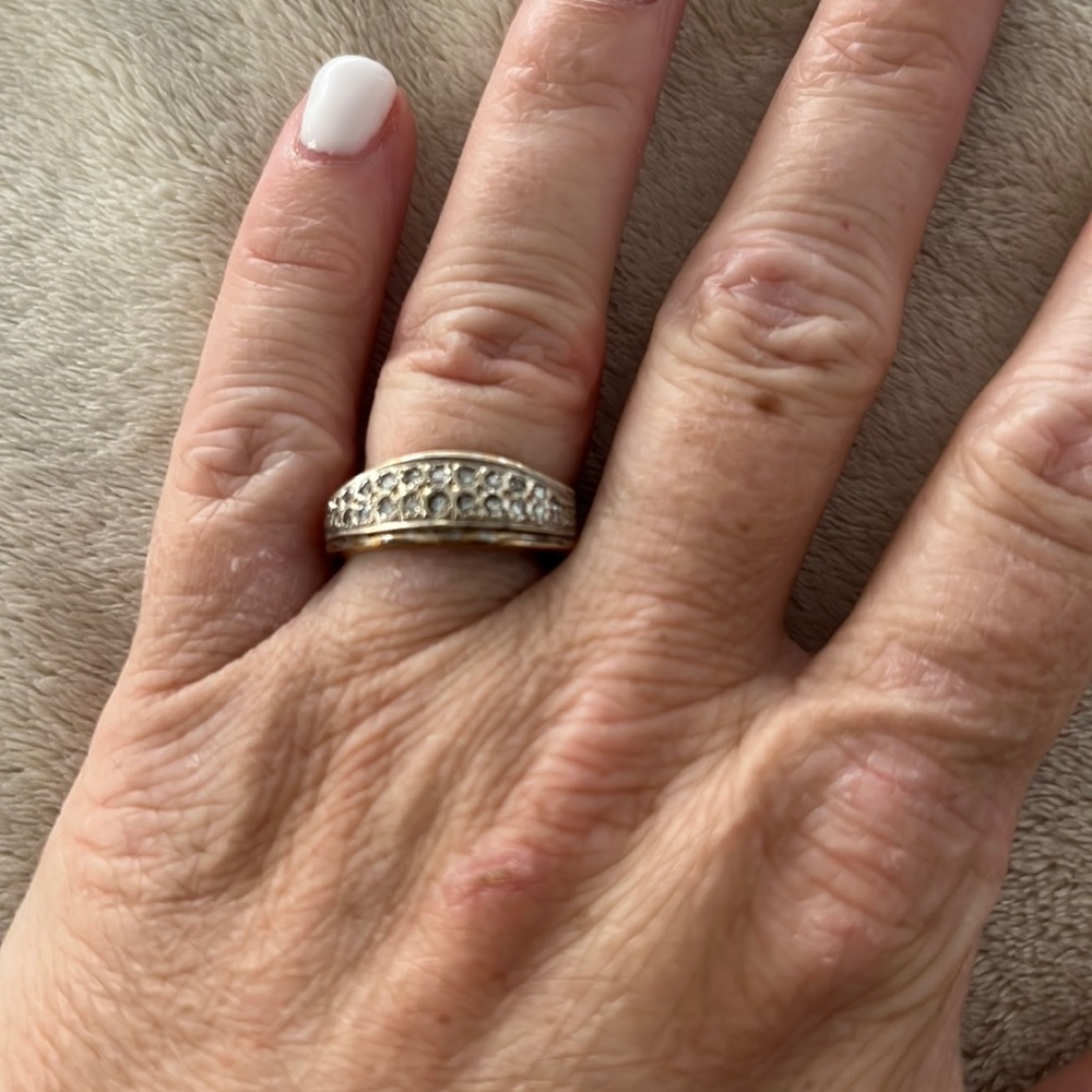 10KT gold ring with diamonds